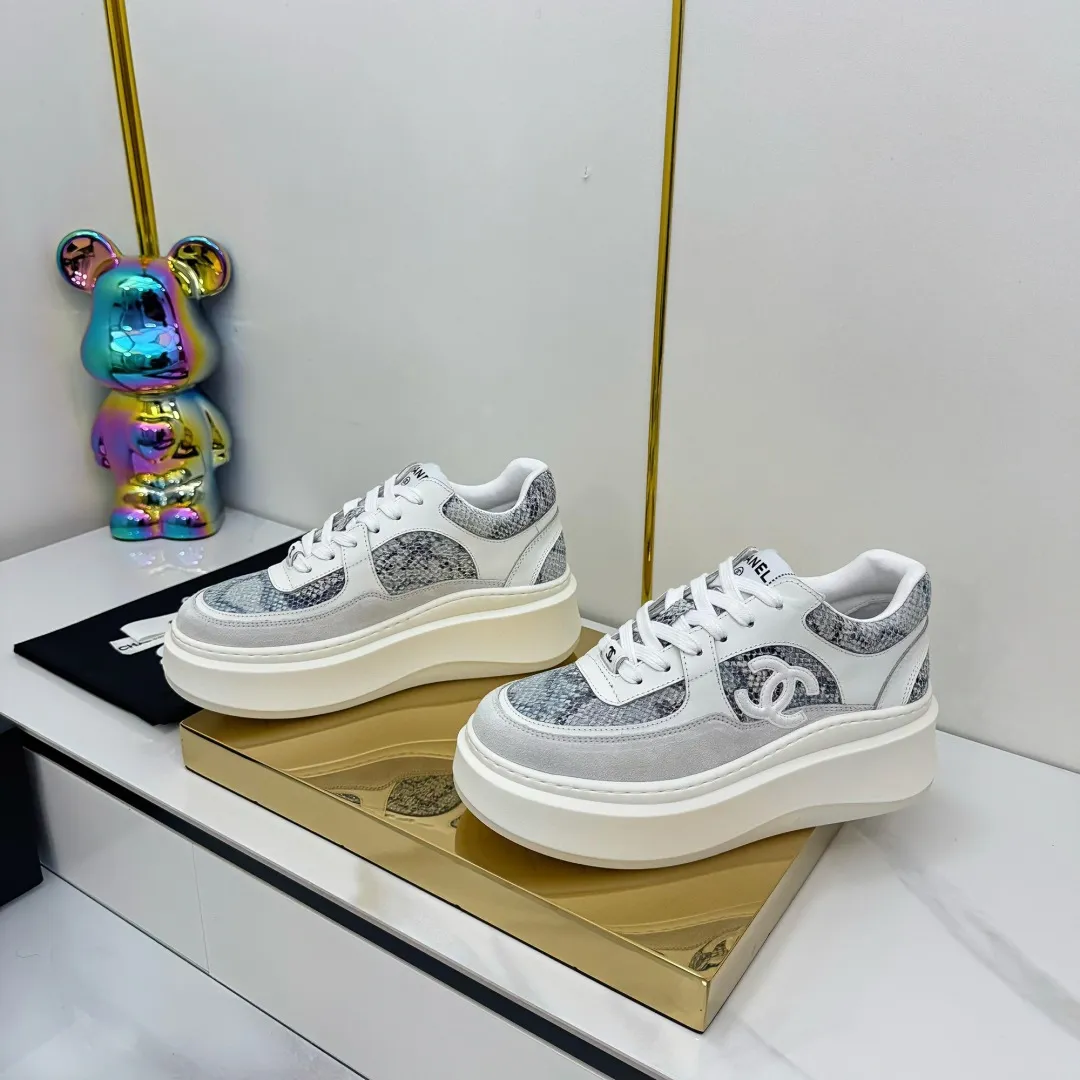 👟👟Ex-factory price 680👟👟 Upgraded version, upgraded version, upgraded version! No rebuttal accepted! ! ! ! Chanel Chanel panda shoes! 2025 counter's top casual sports shoes. This classic design; the upper is electro-embroidered with a variety of techniques; the outsole is fashionable and sporty; the unusual inclusion of a variety of color matching elements... The diversified mix and match is very good-looking and versatile, and can be used for leisure, fashion, sports, and outdoor... ꫛꫀꪝ Go➫ Materials: ❶Upper made of: original imported first-layer silk cowhide + original waterproof cloth + original first-layer cowhide ❷Inner lining: Original Yangli+Net ❸Outsole based on: Original TPU combination outsole Counter boutique packaging complete set for women 35–41 👉 👉 👉 👉 👉 👉 👉